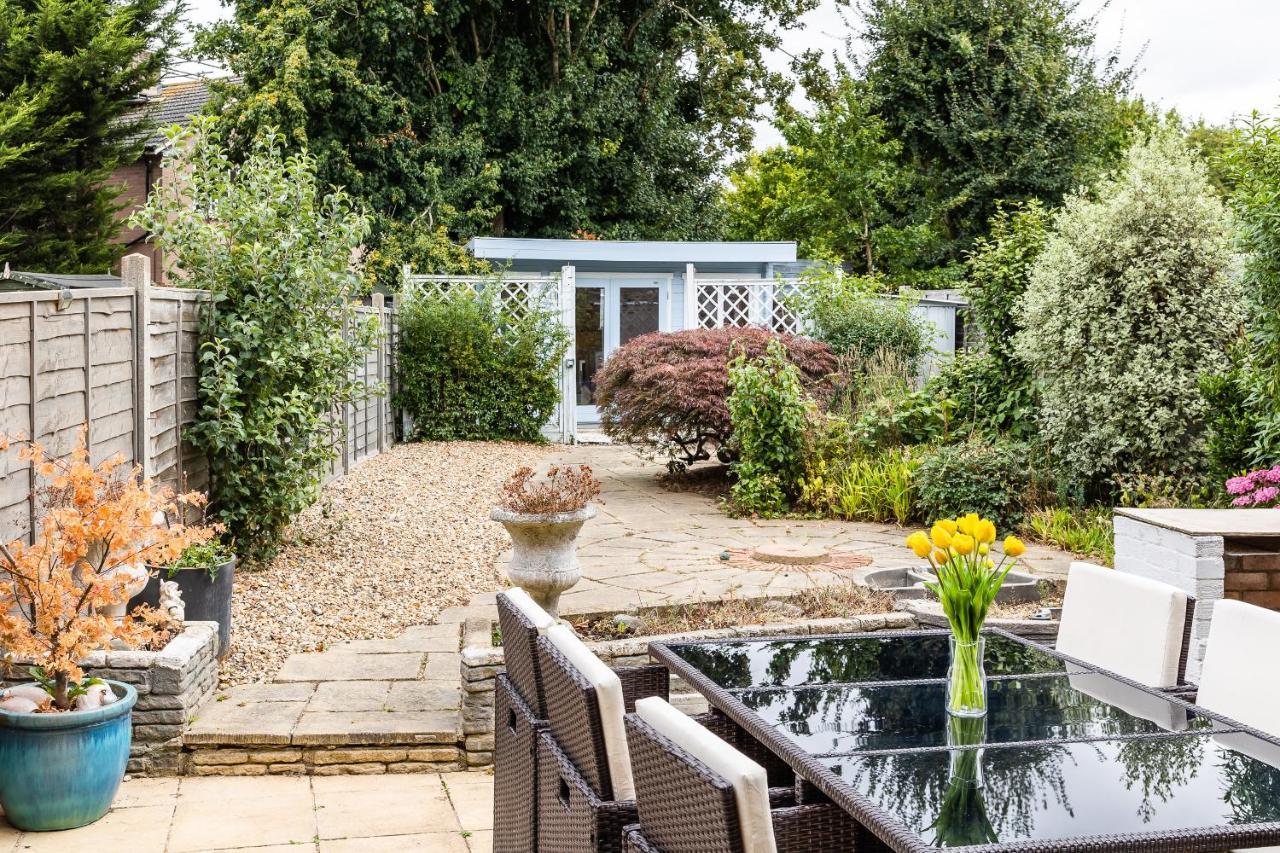 Lovely House In Welwyn With Garden And Off Road Parking Вэлвин Гарден Сити Экстерьер фото